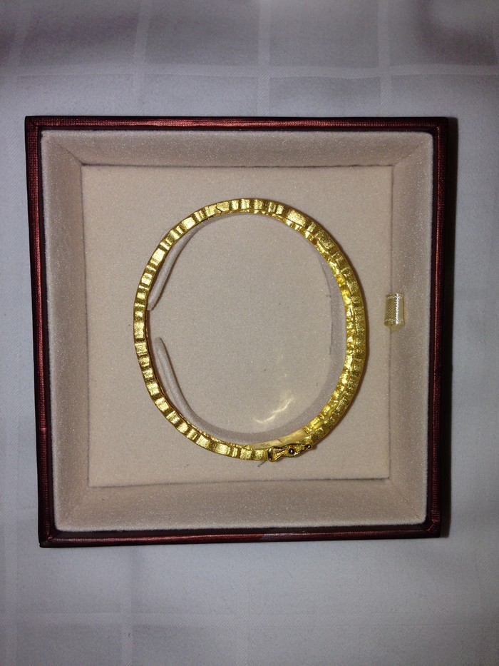 假去香港小败闪闪梵文手镯Pandora万国手表,另