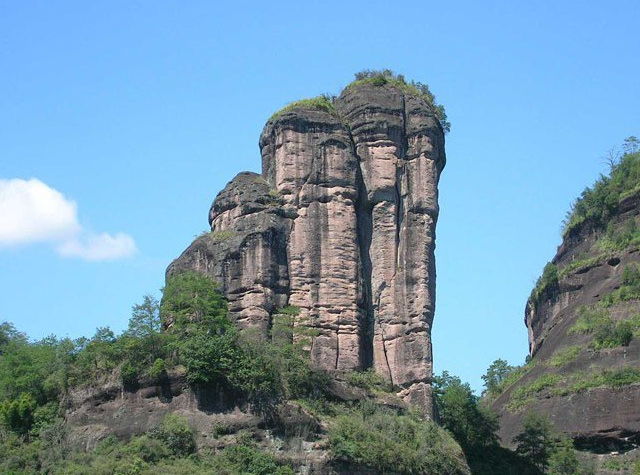 玉女峰武夷山玉女峰位于九曲溪二曲溪南,因其酷似亭亭玉立少女而得名.