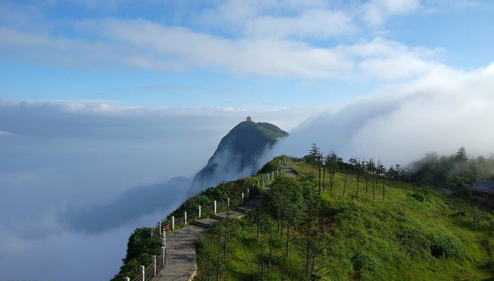 滑雪场:滑雪80元/人/小时 仙芝竹尖生态园南面靠乐山至峨眉旅游干道