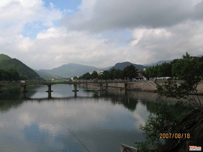 蒋介石的老家奉化溪口四面环山,一条剡溪缓缓流过.