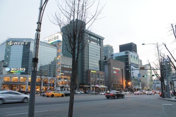 狎鸥亭洞到清潭洞的时尚街区内,国内外著名设计师们的服饰店聚集于此