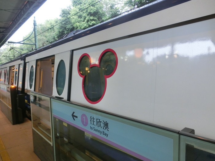 香港迪士尼有地铁专线, 我们是从中环出发,先乘坐东涌线到欣澳站铣档
