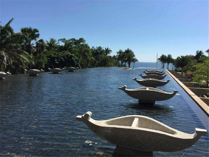 恋海女孩游走三亚龙仔湾