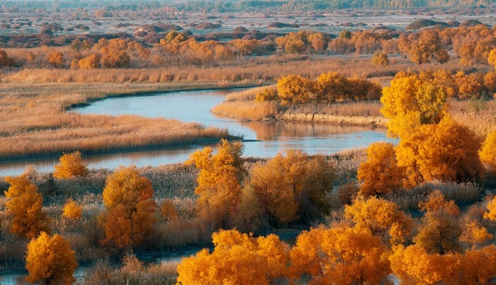 和新疆腹心地带,塔里木盆地东北边缘,北倚天山支脉库鲁克山和霍拉山