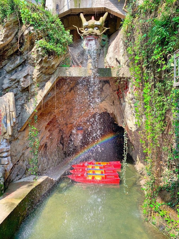 地址:重庆南岸区黄桷垭金竹石院子老龙洞景区如何到达:公交383路至老