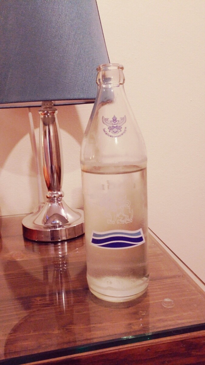 提供的玻璃瓶装水哦,很有质感哈哈